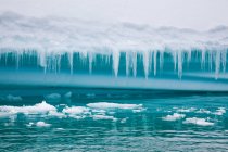 Eiszapfen hängen am Eisberg — Stockfoto