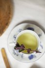 Прозорий кольоровий чай в китайській чашці — стокове фото