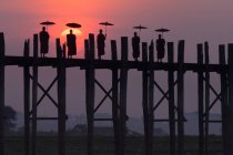 Silhouettes de moines debout sur le pont U Bein — Photo de stock