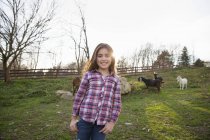 Fille dans le paddock de chèvre — Photo de stock