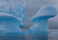 Icebergs з ерозією та зміною форми — стокове фото
