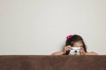 Mädchen mit einer Spielzeugkamera — Stockfoto