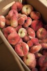 Персики в коробке . — стоковое фото