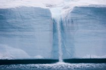 Wasserfall durch schmelzenden Eisberg entstanden — Stockfoto