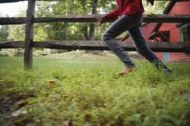 Ragazzo correre intorno a un paddock — Foto stock