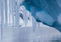 Ледники, свисающие с айсберга — стоковое фото