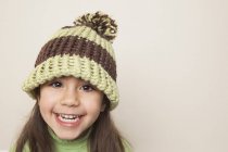 Fille avec chapeau tricoté avec un pom pom . — Photo de stock