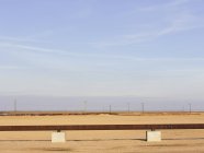 Oléoduc élevé dans les champs pétrolifères — Photo de stock
