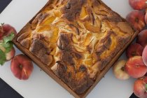 Quadratisch gebackener Pfirsichkuchen — Stockfoto