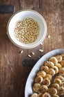 Tigela, cheia de grãos de milho secos — Fotografia de Stock