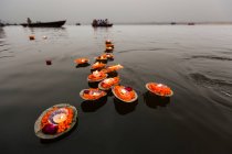 Velas flotando en el río Ganges - foto de stock