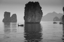 Рибалки в човні в озері — стокове фото