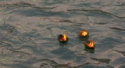 Bougies sur l'eau à Kumbh Mela — Photo de stock