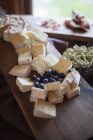 Planche à fromage, avec fromages à pâte molle — Photo de stock