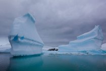 Hermoso enorme iceberg - foto de stock