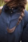 Mujer con el pelo trenzado en una trenza - foto de stock