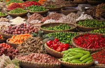 Verduras en cuencos en el mercado - foto de stock
