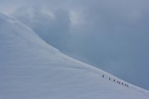 Альпіністи на гірському хребті — стокове фото