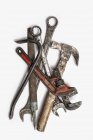 Llaves, llave y martillo ajustables . - foto de stock