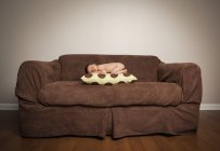 Neonato nudo che dorme sul cuscino — Foto stock