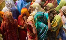 Multitud colorida de personas, Festival Holi - foto de stock