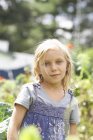 Junges Mädchen im Garten — Stockfoto
