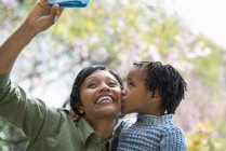 Mãe e filho tomando selfy — Fotografia de Stock