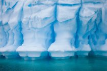 Прекрасный огромный айсберг — стоковое фото