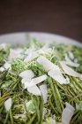Espargos grelhados e salada Frise — Fotografia de Stock