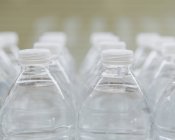 Botellas de plástico rellenas de agua - foto de stock