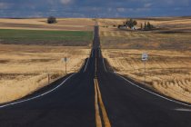 Пустая сельская дорога — стоковое фото