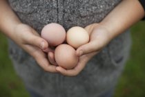 Жінка тримає зчеплення зі свіжими яйцями — стокове фото