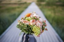 Table, avec un bouquet de fleurs fraîches — Photo de stock