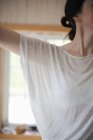 Mujer vistiendo una camiseta ligera - foto de stock