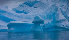 Eisberge mit erodierender und sich verändernder Form — Stockfoto