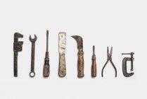 Gebrauchte Werkzeuge in einer Reihe angeordnet — Stockfoto