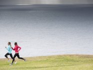 Frauen joggen entlang der Küste. — Stockfoto