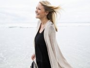 Frau läuft am Strand — Stockfoto