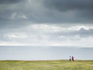 Donne che fanno jogging lungo la costa . — Foto stock