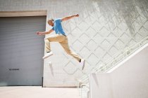 Jeune homme sautant — Photo de stock