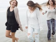 Donne che camminano su una spiaggia . — Foto stock