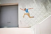 Giovane che salta — Foto stock