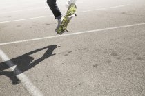 Homem skate em um parque de estacionamento . — Fotografia de Stock
