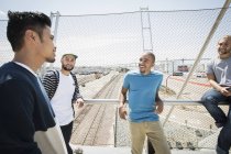 Männer stehen auf einer Brücke. — Stockfoto