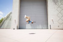 Homme sautant devant une porte de garage . — Photo de stock