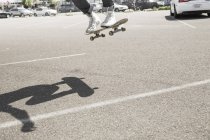 Hombre patinaje en un aparcamiento . - foto de stock