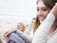 Frauen sitzen an einem Strand. — Stockfoto