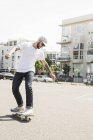 Homem skate em um parque de estacionamento . — Fotografia de Stock