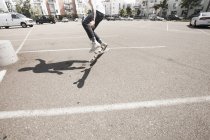 Mann skateboardet auf Parkplatz. — Stockfoto