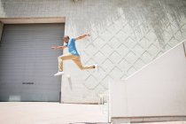 Junger Mann springt — Stockfoto
